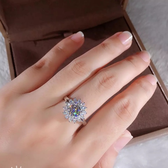 18K White Gold Moissanite Diamonds Ring - Picture 3 of 4